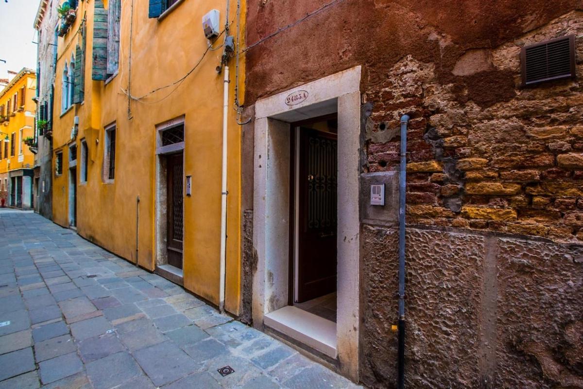 Private House On 3 Levels In The Centre Of *